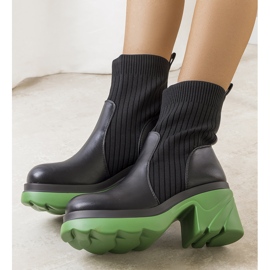 Mustat saappaat punaisella Tomlin-pohjalla 1