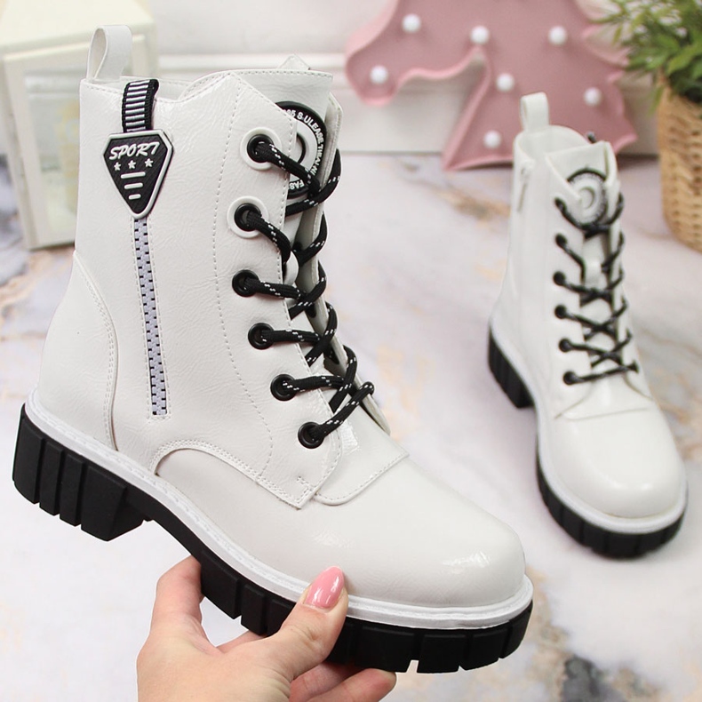 S.Barski Valkoiset eristetyt lakatut saappaat S. Bararskilta valkoinen 1