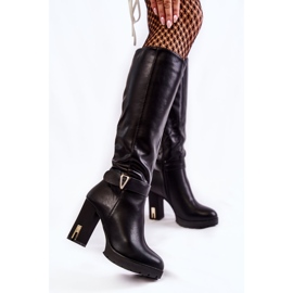 PG1 Klassiset mustat Kornellin nahkasaappaat baarissa 2