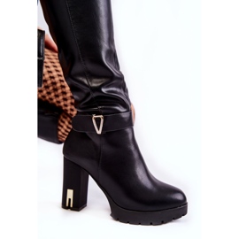 PG1 Klassiset mustat Kornellin nahkasaappaat baarissa 1