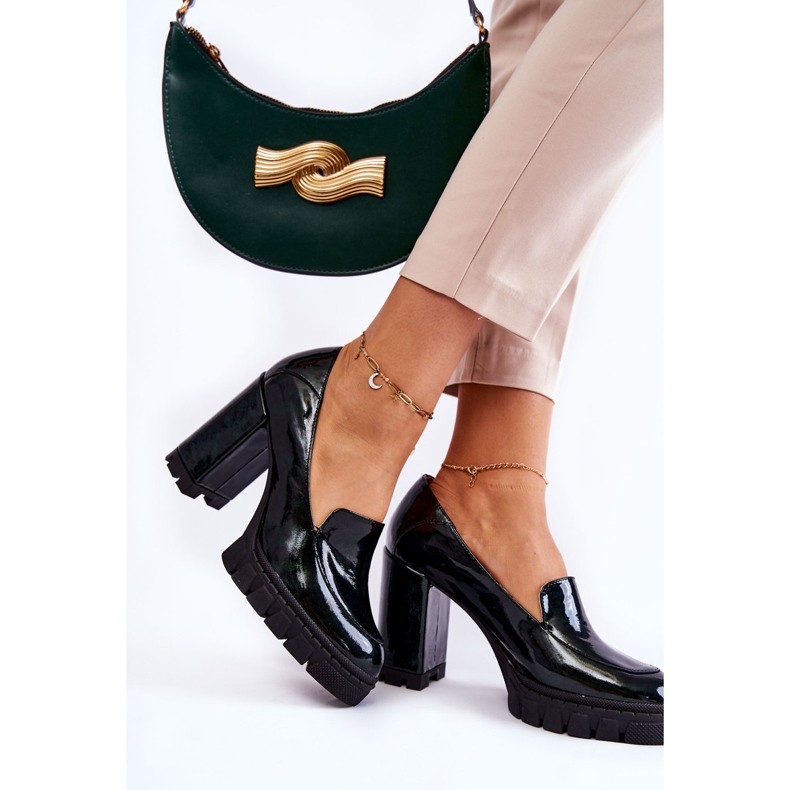 Muodikkaat lakatut pumput massiivisella vihreällä Margott-alustalla 2