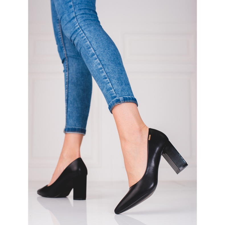 Naisten pumppuja Shelovetin mustassa postauksessa 1