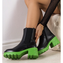 PA1 Mustat nilkkurit vihreällä Torrela-tasolla 1