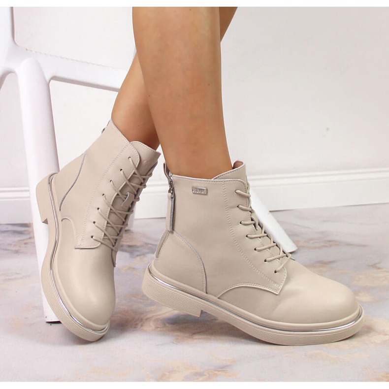 Nahkaiset nauhasaappaat vetoketjulla, eristetty beige Goe II2N4015 1