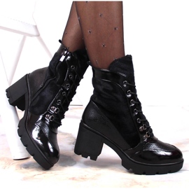 Naisten saappaat pylväässä ja alustassa, musta eristetty Laura La.Fi 1