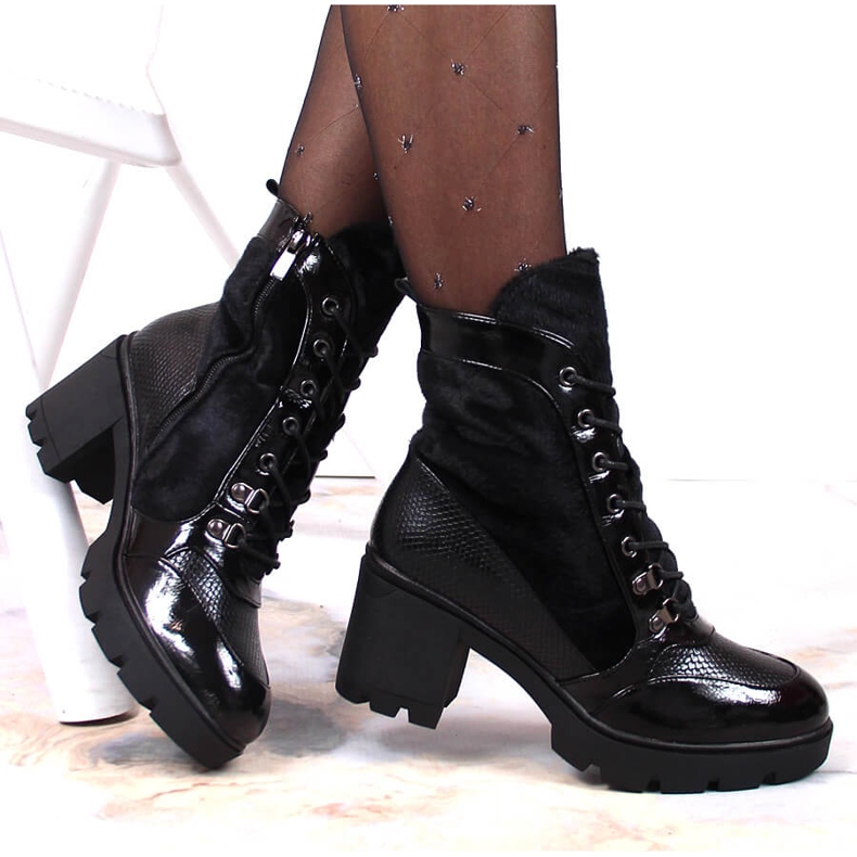 Naisten saappaat pylväässä ja alustassa, musta eristetty Laura La.Fi 1