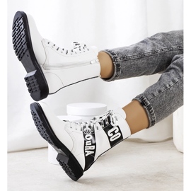 Valkoiset tennarit, joissa on tekstit valkoinen 1