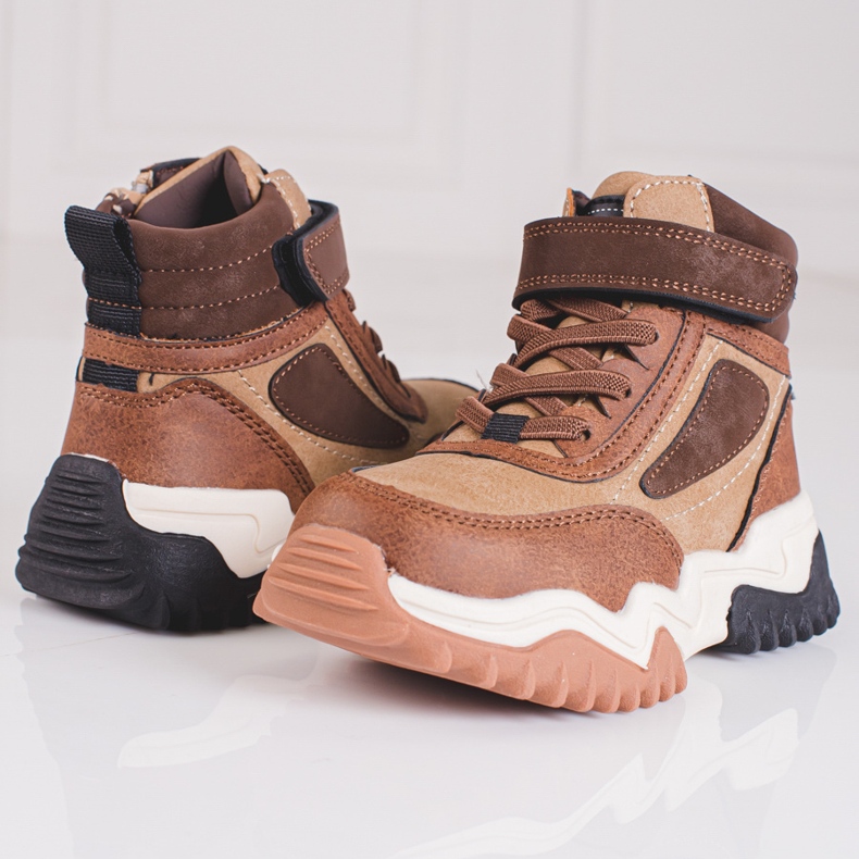 Poikien saappaat paksussa Shelovet-ruskeassa pohjassa 1