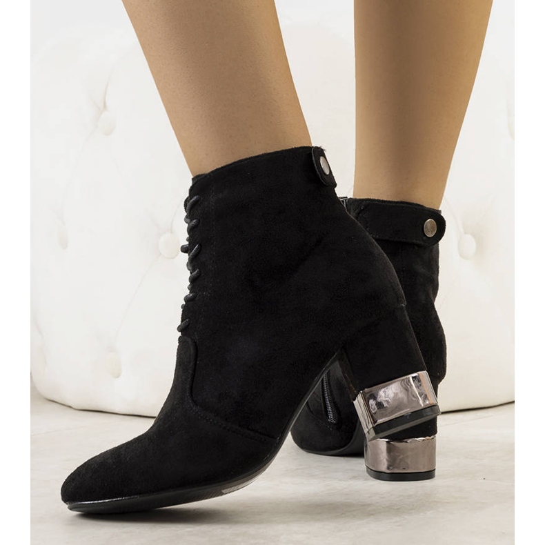 PA1 Mustat saappaat Veranon pylväässä 1