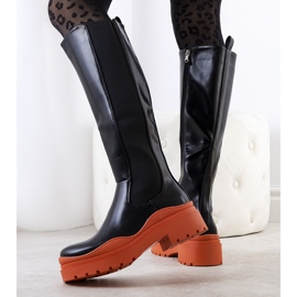 PA1 Mustat saappaat värikkäässä Pura-pohjassa 1