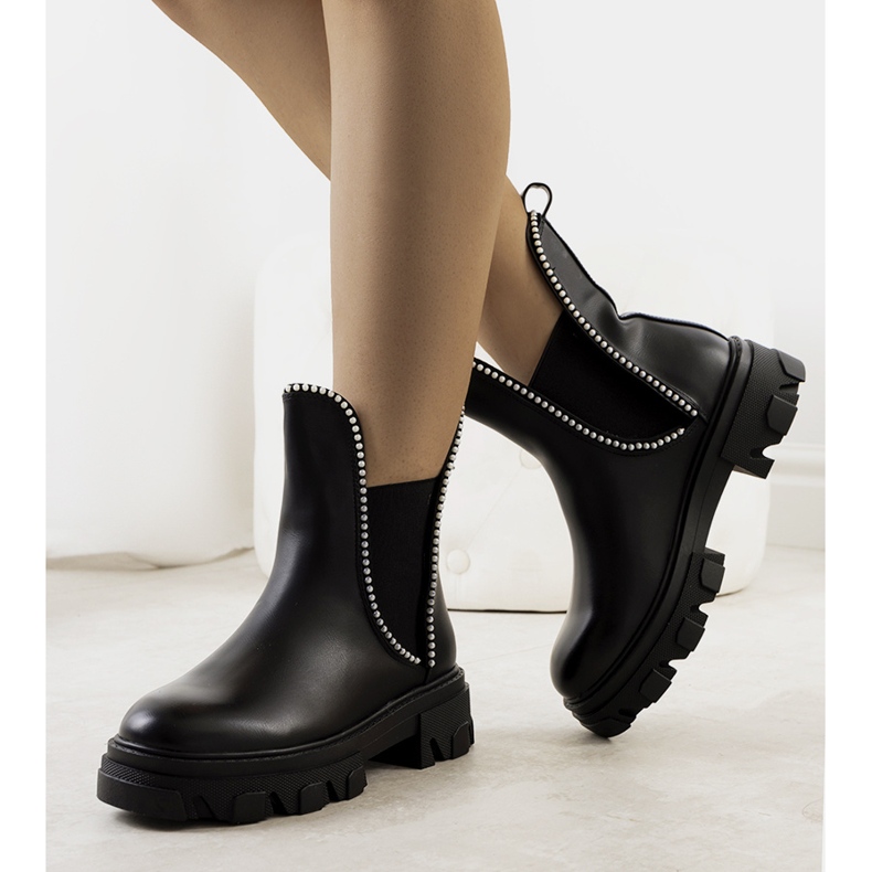 BM Fermon mustat saappaat traktorin pohjassa 1