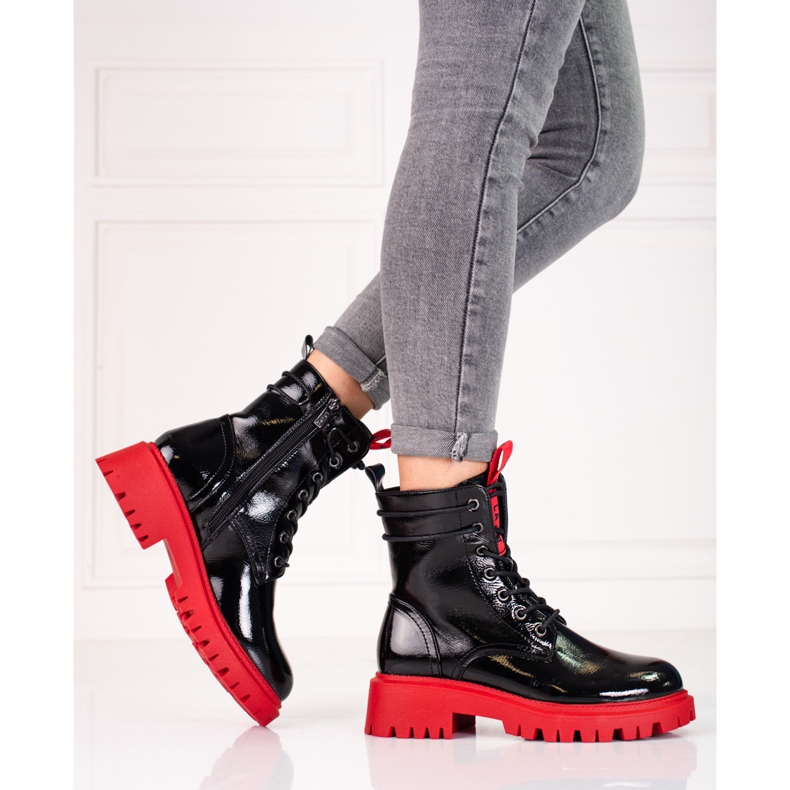 Shelovet naisten työntekijät punaisella pohjalla musta 1