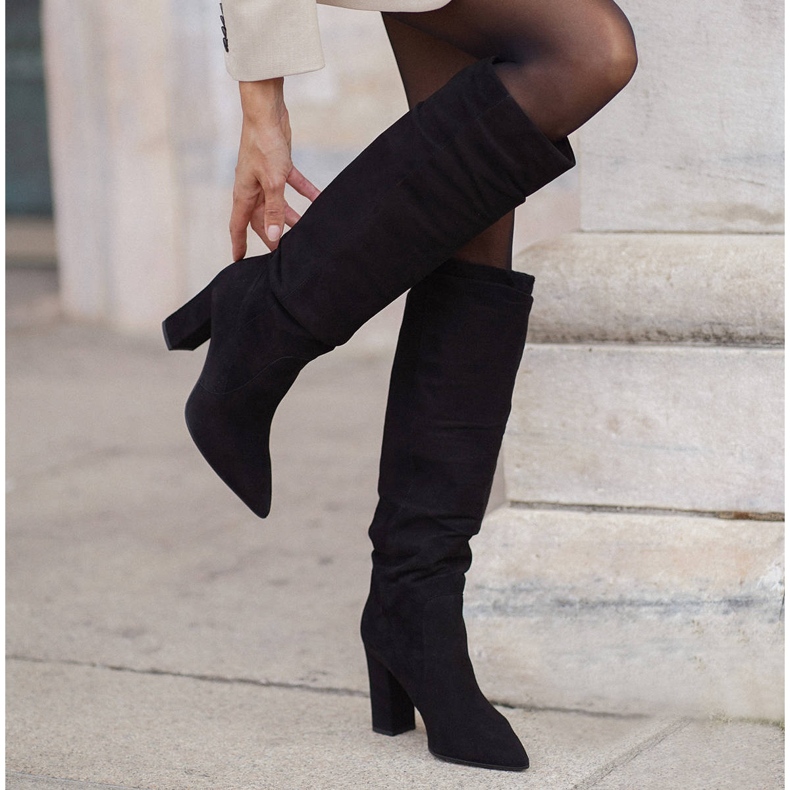 Marco Shoes Korkeat, rypytetyt mustat saappaat, jotka on valmistettu luonnollisesta mokkanahasta 1