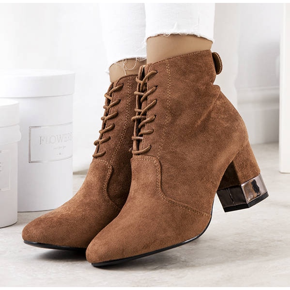 BM Ruskeat saappaat Veranon pylväässä 1