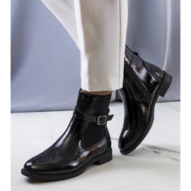 Mustat kiiltonahkaiset Isonti-saappaat 1