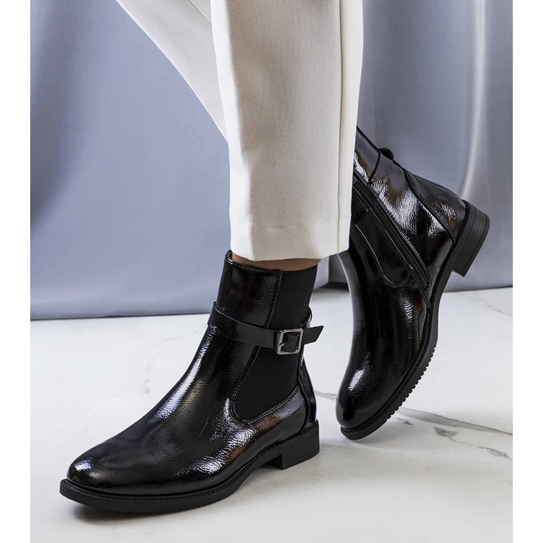 Mustat kiiltonahkaiset Isonti-saappaat 1