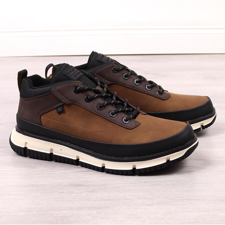 Mukavat korkearuskeat miesten kengät Bugatti KK153232 musta 1