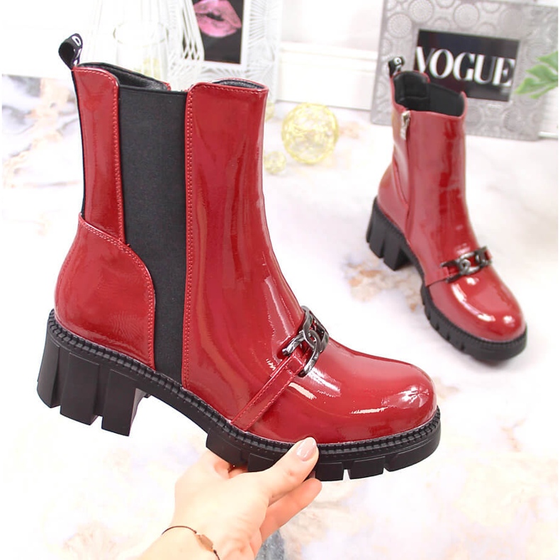 Saappaat lakatut lohkoon ja alustaan ​​ketjulla, lämmin punainen Potocki 1