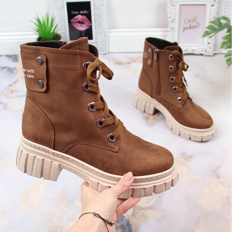 Naisten mokkanahkatyöläiset ruskealla pehmustetulla alustalla T.Sokolski 1