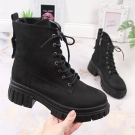 Naisten mokkanahkatyöntekijät mustalla eristetyllä alustalla T.Sokolski 1