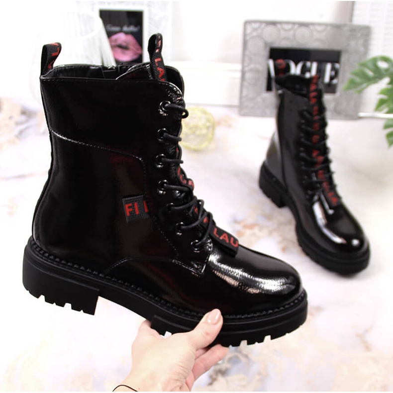 Naisten mustaksi lakatut eristetyt saappaat Laura La.Fi 1