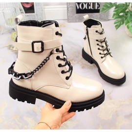 Laura La.Fi Naisten kiiltonahkasaappaat ketjulla, eristetty, beige La.Fi 1