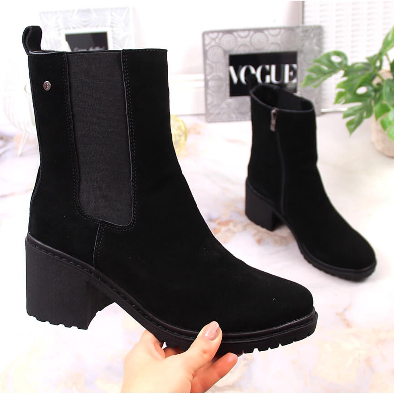 Nahkaiset mokkanahka Jodhpur-saappaat pylväässä, eristetty musta Filippo 1