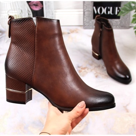 Naisten jodhpur-saappaat ruskeassa eristetyssä tolppassa M. Daszyński 1