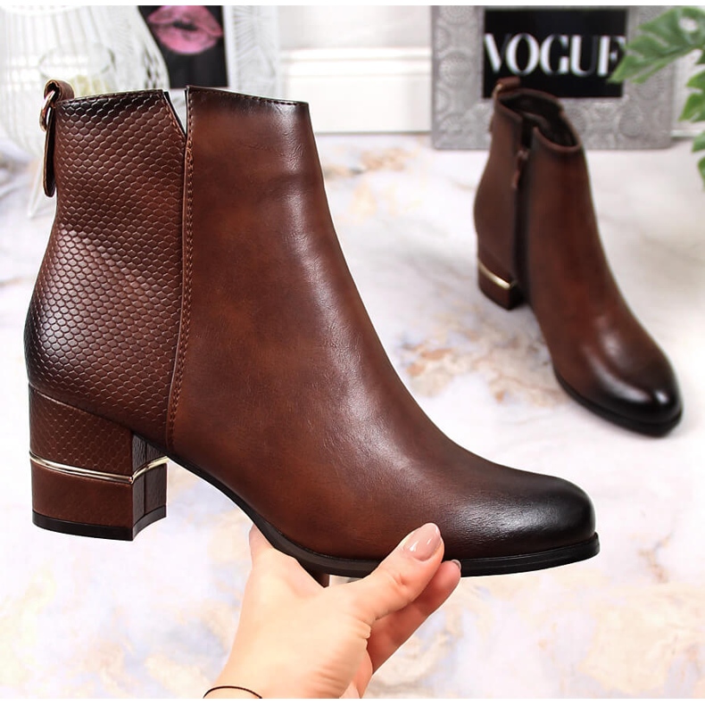 Naisten jodhpur-saappaat ruskeassa eristetyssä tolppassa M. Daszyński 1