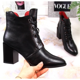 Mustat eristetyt naisten saappaat pylväässä. M. Daszyński 1