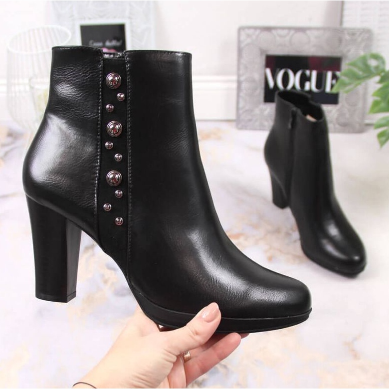 Saappaat pylväässä, jossa on eristetty Jezzi W JEZ384 koristelu musta 1