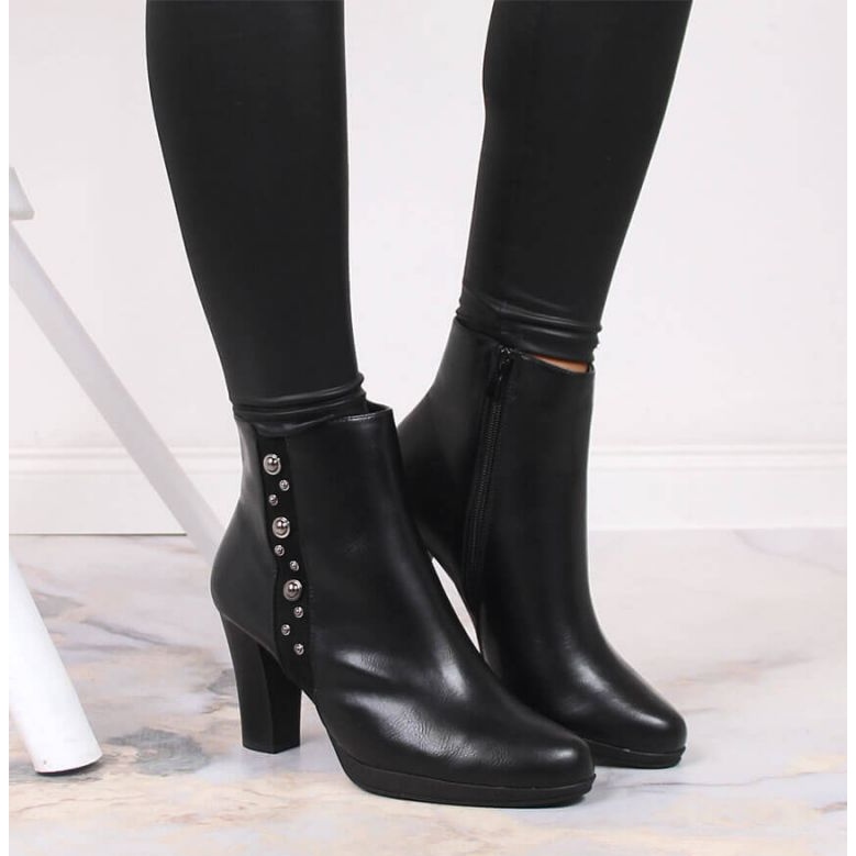 Saappaat pylväässä, jossa on eristetty Jezzi W JEZ384 koristelu musta 2