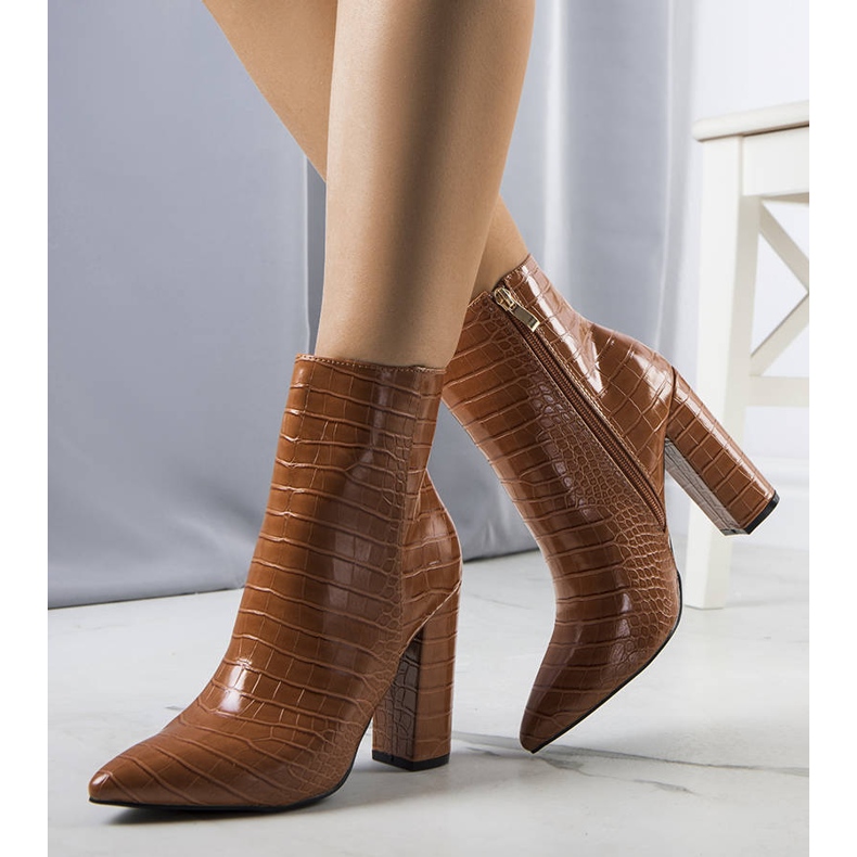 BM Ruskeat nilkkurit Lira-tolppassa 1