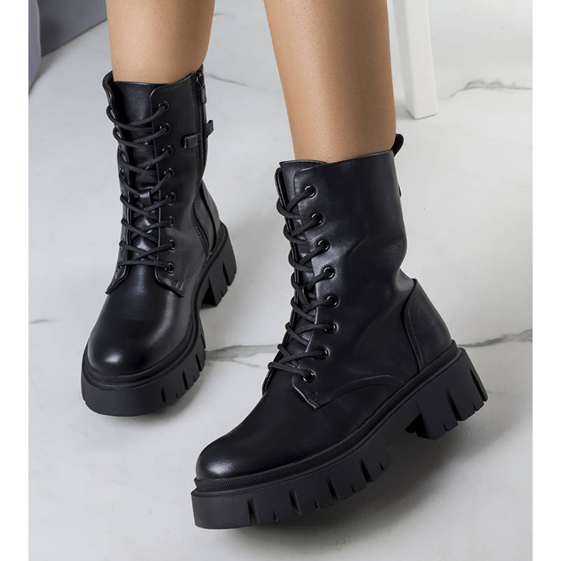 BM Mustat saappaat massiivisessa Darius-pohjassa 1