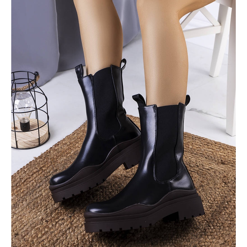 BM Mustat saappaat ruskeassa Jadiel-pohjassa 2