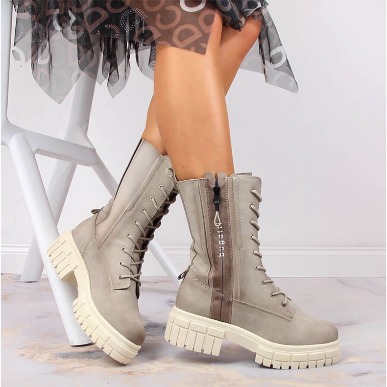 Lavalla mukavat naisten tennarit, eristetty beige Bugatti KK253096 1