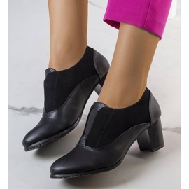 BM Mustat nauhakengät Corder-tolppassa 1