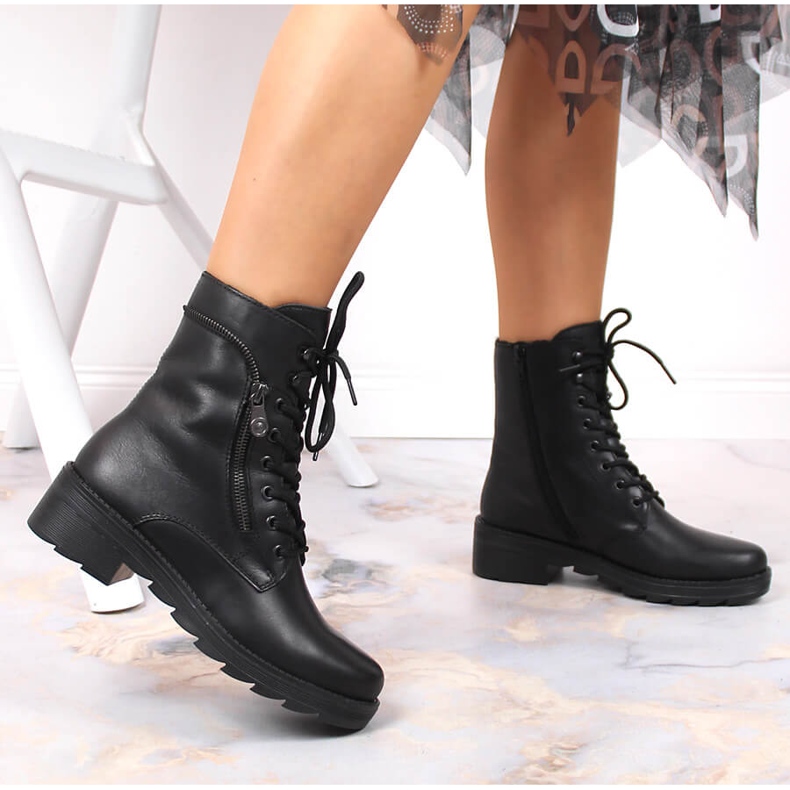 Mukavat nahkaiset naisten mustat eristetyt saappaat Rieker X0500-00 2