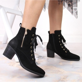 Mustat Rieker Y2022-00 mokkanahkasaappaat tolppassa 2