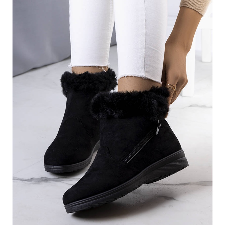 Mustat, eristetyt lumisaappaat Crina-turkilla 2