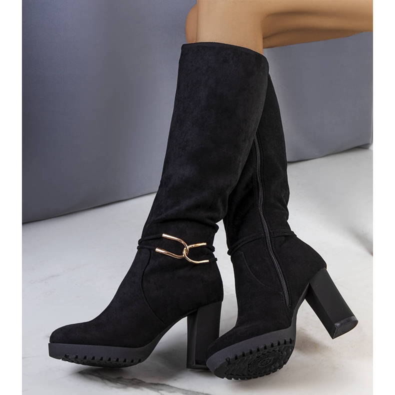 Mustat, eristetyt saappaat Dardo-tolppassa 1