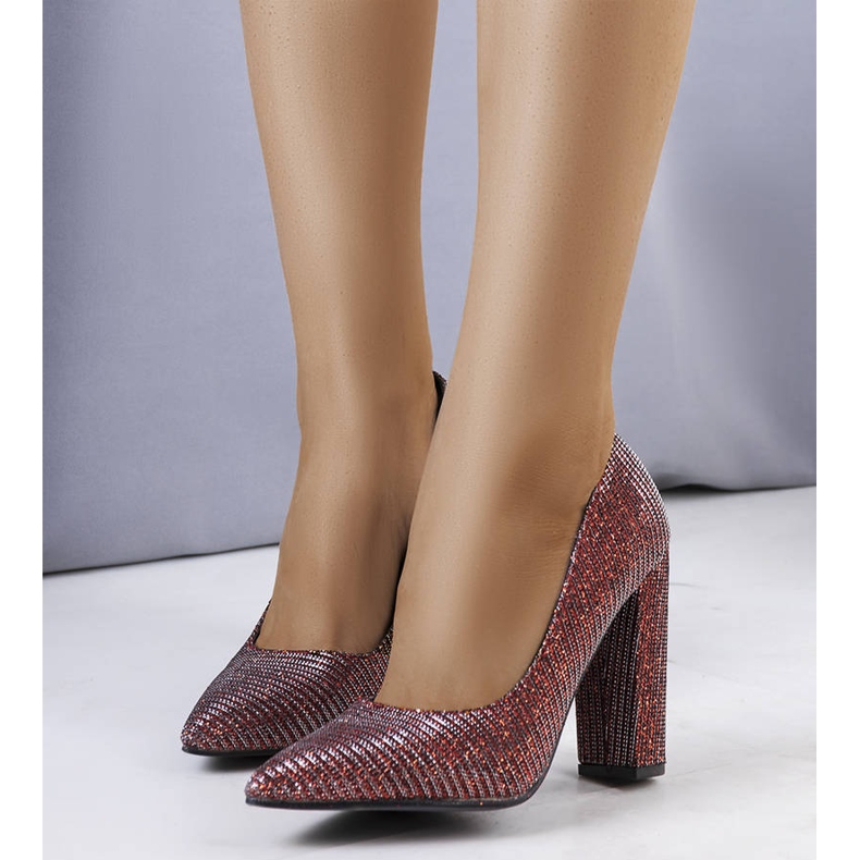 Punaiset pumput Theissin pylväässä punainen 1