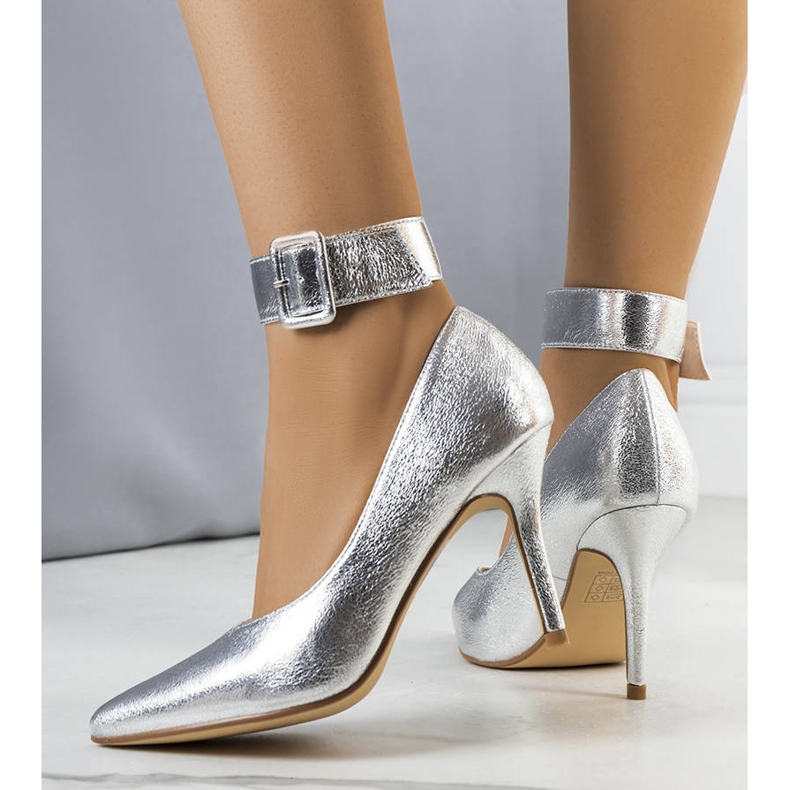 PA1 Hopeanväriset metalliset Janin-neulat 1