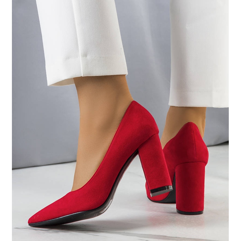 PA1 Punaiset pumput Melvil-postissa punainen 1