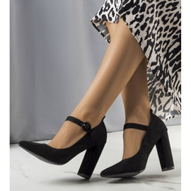 BM Mustat pumput Kaiser-hihnalla 1