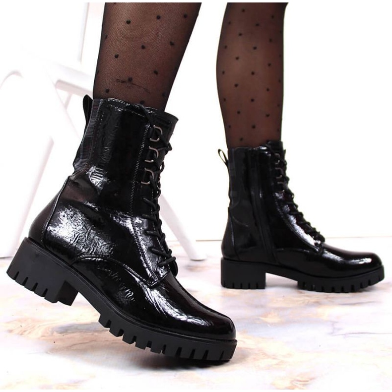 Eristetyt lakatut nilkkurit Jezzi W JEZ369 musta 2