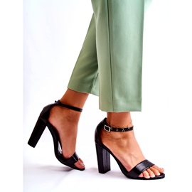 PG1 Klassiset nahkasandaalit baarissa Musta Sallen 2