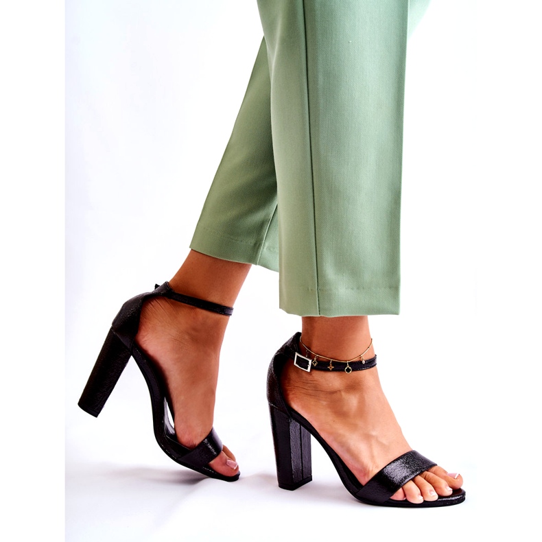 PG1 Klassiset nahkasandaalit baarissa Musta Sallen 2