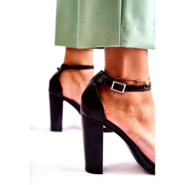 PG1 Klassiset nahkasandaalit baarissa Musta Sallen 4