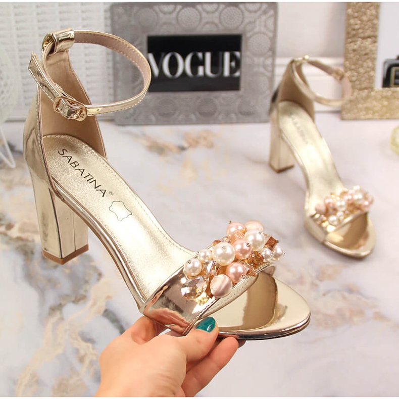 Naisten sandaalit peilipylväässä kultaisilla helmillä Sabatina B185-2 kultainen 1